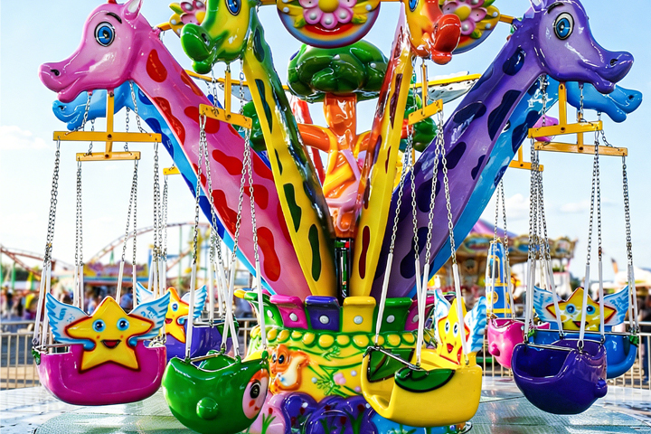 Features of ﻿Giraffe-Themed Flying Chair Ride