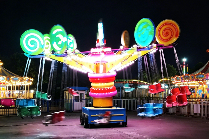 Features of ﻿Towable Samba Flying Chair Ride
