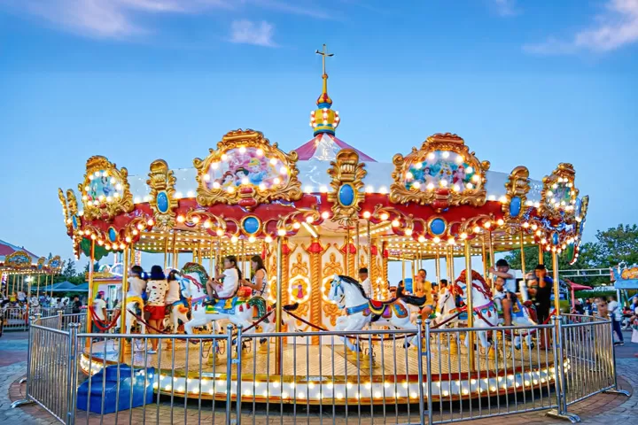 Features of ﻿36-Seat Simulated Top-Driven Carousel