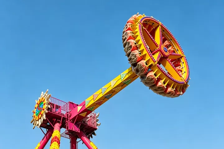 Features of 360° Giant Pendulum Ride