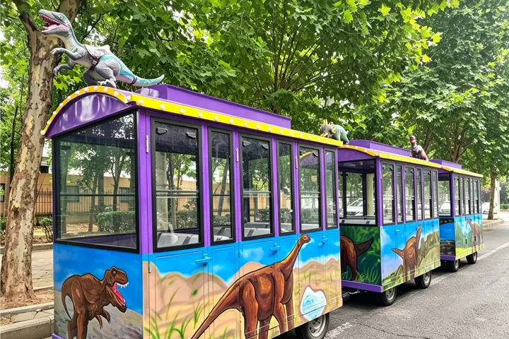 Features of ﻿Dinosaur-Themed Train Ride